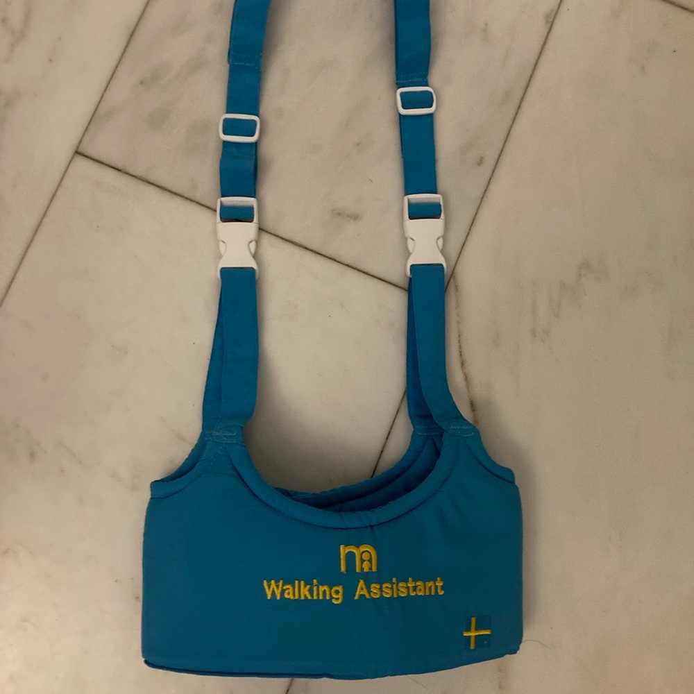 Baby Walking Assistant Harness
Blue
Gently used good condition